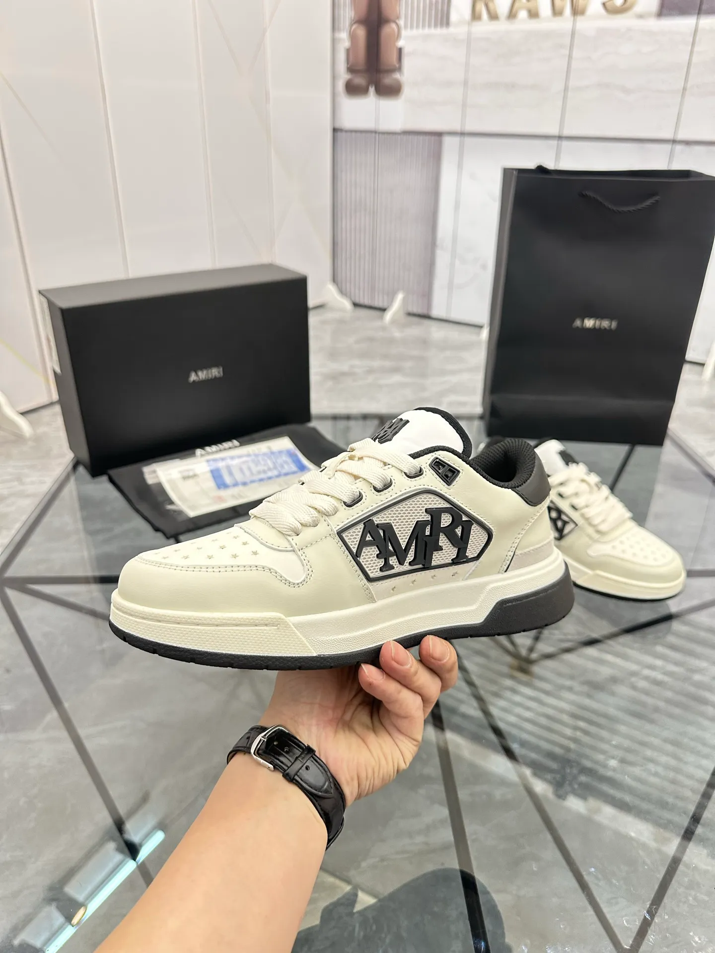 Men's shoes: 💰P660¥ Guangzhou top quality Product trademark: AMIRI* "Amir*" low-top casual shoes Regular size: 39-44 (can be customized to 45) Product material: upper imported first-layer cowhide stitching original material, breathable lining, original outsole. Number: 525